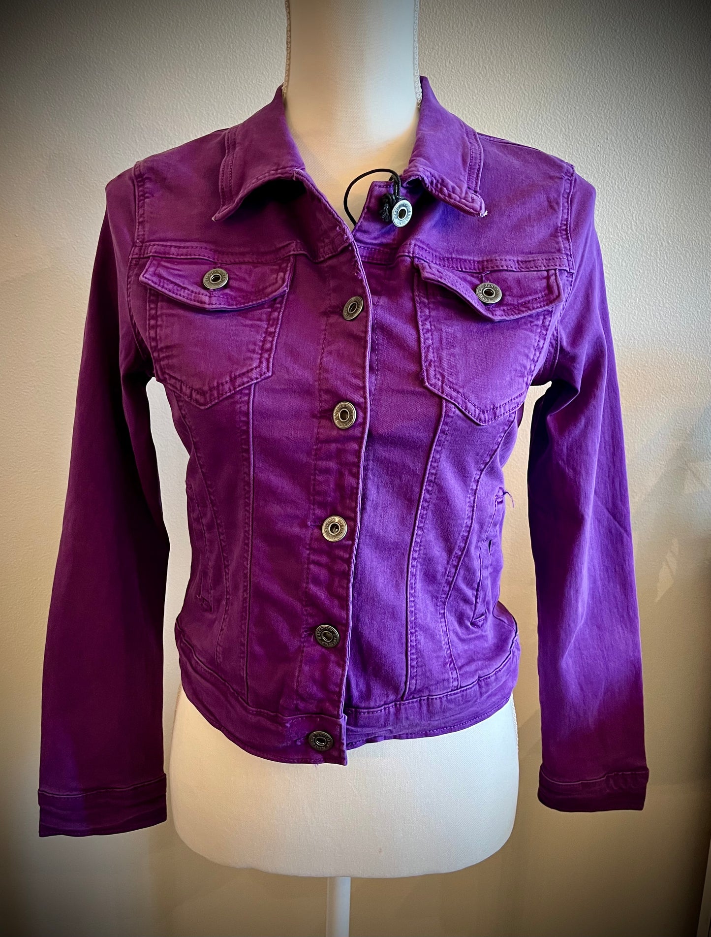 SLIM DENIM TRUCKER JACKET IN PURPLE